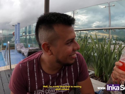 Ninfómana pelirroja colombiana en un centro comercial