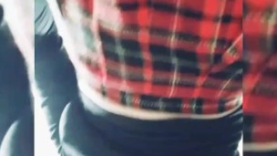 Colegiala caliente se folla su consolador enorme 