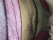 El vecino me visita mientras mi marido no está 