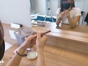 【素人ハメ撮り】壁の薄いホテルの机で彼女とハメ放題♡鏡の前で立ちバック！！　　　　日本人/素人カップル/個人撮影/無修正/パイパン/スマホ/主観映像/まろちゃんねる 1/16