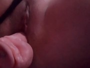 Chica sola en casa se masturba con su juguete nuevo