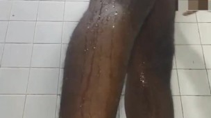 Hombre gigante se mastruba