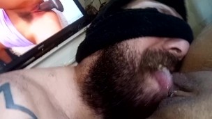 Отсосал пизду тинке пока она смотрела порно, 18 лет очень сука😋🤤💦