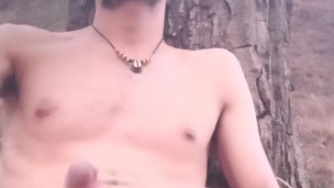 Me desnudo en el bosque y me pongo a pajearme y me sale mucha LECHE