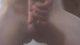 Buena polla disparando rica corrida