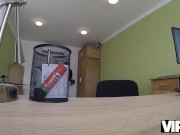 VIP4K. Puta no tuvo hombre durante tanto tiempo que accedió a perforar el coño caliente 1/16