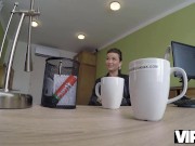 VIP4K. Puta no tuvo hombre durante tanto tiempo que accedió a perforar el coño caliente 4/16