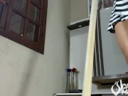 Limpando a casa de mini saia sem calcinha 9/16