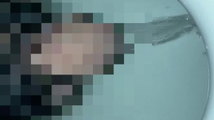 横からおしっこ自撮り