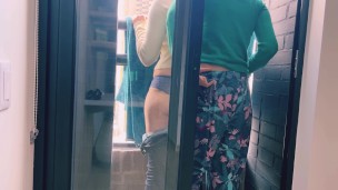 Mi amigo y yo nos follamos en el balcón del apartamento de la abuela!