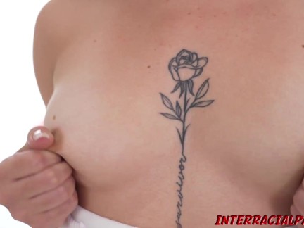 C'est un gros orgasme sans fin pour la jolie Camryn Chanel