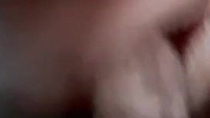 Ma chaude voisine me rejoins pour baiser une grosse bite
