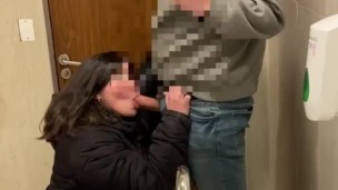 Chupando la polla de mi hermanastro en el cine