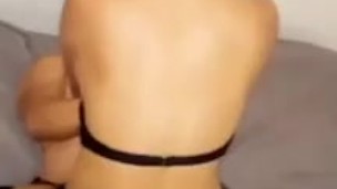 La novia de mi mejor amigo monta mi verga!!