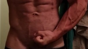 JEUNE BODYBULDER MONTRE SON PHYSIQUE 