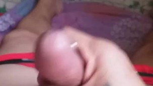 Jinakol ang malaking burat na maraming hikaw hanggang labasan.