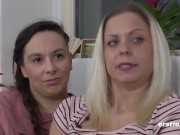 Ersties: Blonde Freundin verwöhnt deutsche Studentin regelrecht 12/16