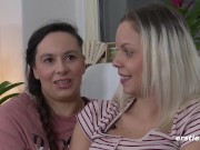 Ersties: Blonde Freundin verwöhnt deutsche Studentin regelrecht 3/16