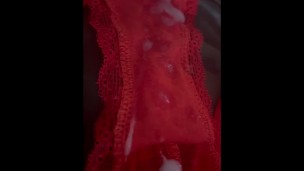 Elle aime avoir du sperme dans sa culotte et dans sa chatte
