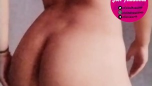 Models her naked body