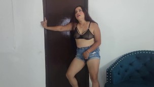 Estoy orinando  no sale del baño. tendré que orinarme los pantalones - SofiLovee