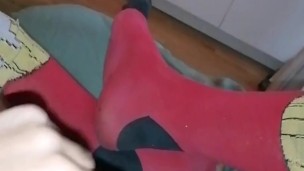 süßer Junge in Socken