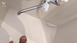 【主観動画】ネットカフェのシャワールームでこっそりオナニーしちゃいました！