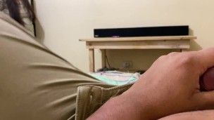 Entra a mi cuarto sin avisar y me encuentra jalandome la verga