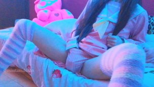 Asiatica Tocando a bucetinha dela e sarrando no travesseiro enquanto os pais dela estão em casa