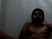 Mis padres a fuera del baño y masturbándome 