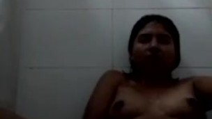 Mis padres a fuera del baño y masturbándome 