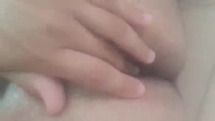 Me toco el culo y me masturbo en el baño 