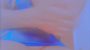 اححح انا بوحدي سخنت بغيت لي يجيبو فوق بزازلي Feel my nipples