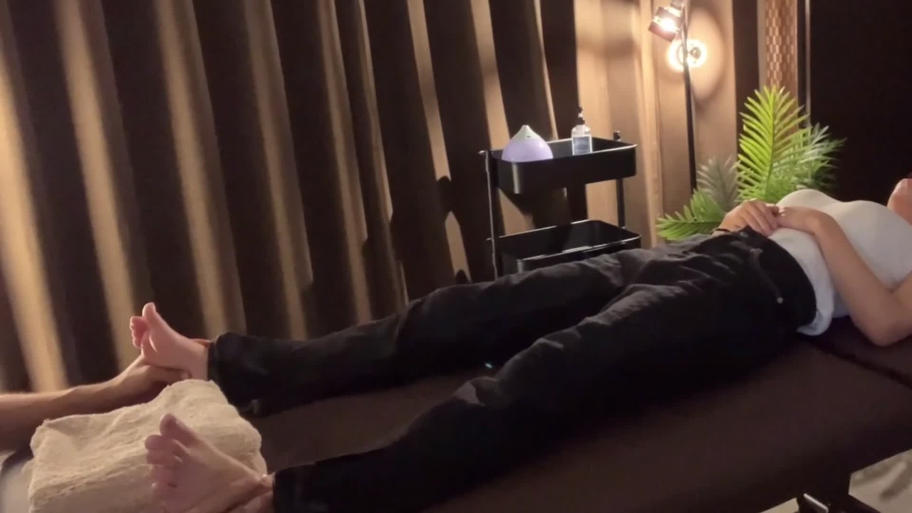 Jovencita japonesa cachonda tuvo Hot masaje con aceite real con sorpresa sexual - Vídeo de sexo gratis - RedTube