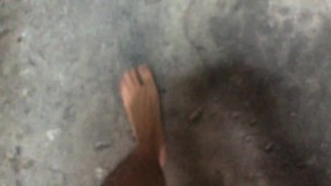 mis plantas sucias en una cochera luego de caminar horas por la calle 2 of 2