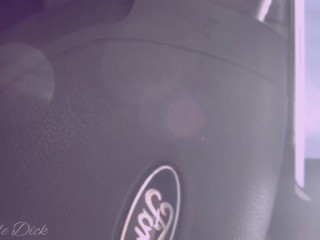 Me jalo la polla en el carro