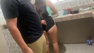 Al principio no queria pero termina diciendo si asi cuando la tiene bien adentro en la cocina