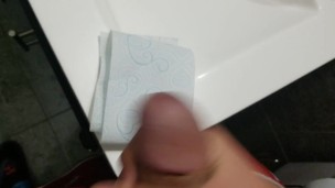 Marturbacion en baño ajeno