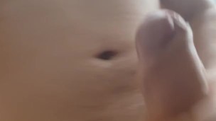 Grosse ejaculation sur torse