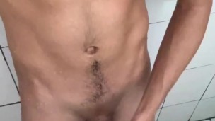 Masturbandome solo en la ducha 