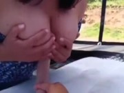 belleza en el bosque, hago mamada profunda y titjob a mi consolador...!!! 12/16