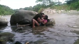 nos fuimos pal rio mi hermanastra y yo y nos grabamos teniendo sexo