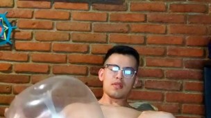 Chacal activo se masturba con un globo de condón y saca mucho semen 