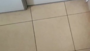 Me masturbo en la cama de mi amiga