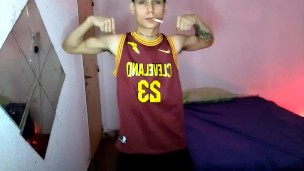 bailando y haciendo poses en la cama