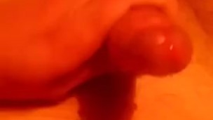 chico masturbando su pene pequeño para sacar leche pensando en chicas