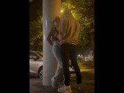 Jeune salope suce un inconnue dans la rue 1/16