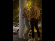 Jeune salope suce un inconnue dans la rue 2/16