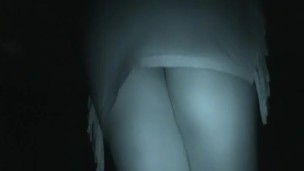 Bajo la falda sin calzones, orinandome los pies