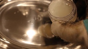 大量の冷凍精液で汚い靴下とサカストの精子漬け動画sperm